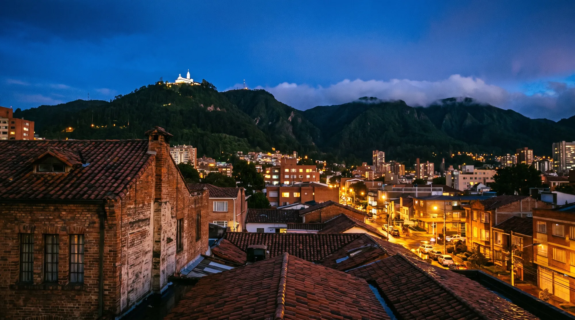 Tejados de Chapinero al anochecer con Monserrate al fondo