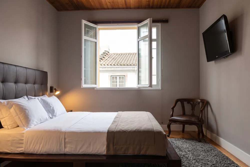 Habitación con ventana abierta