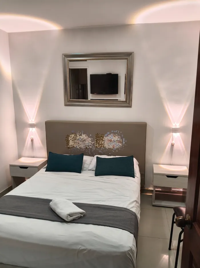 Habitación con luz indirecta y espejo enmarcado