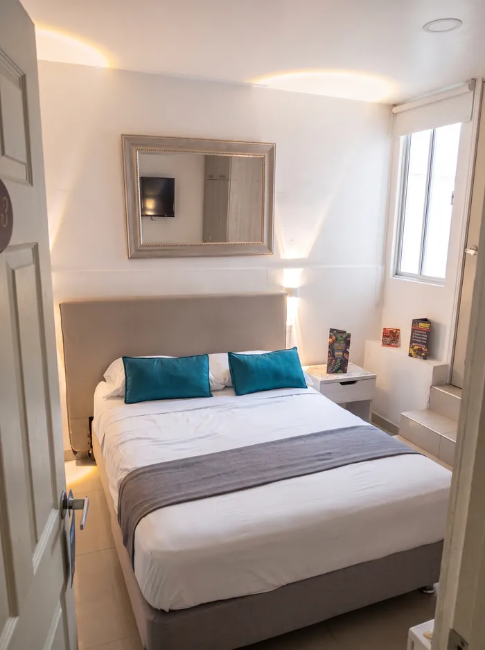 Habitación con espejo enmarcado
