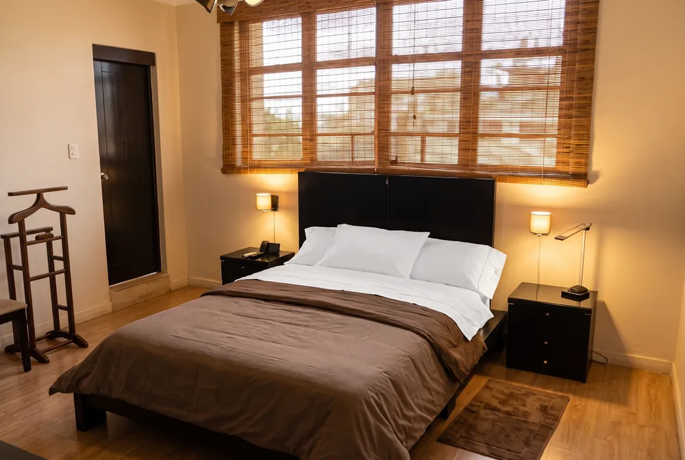 Habitación con ventana de madera