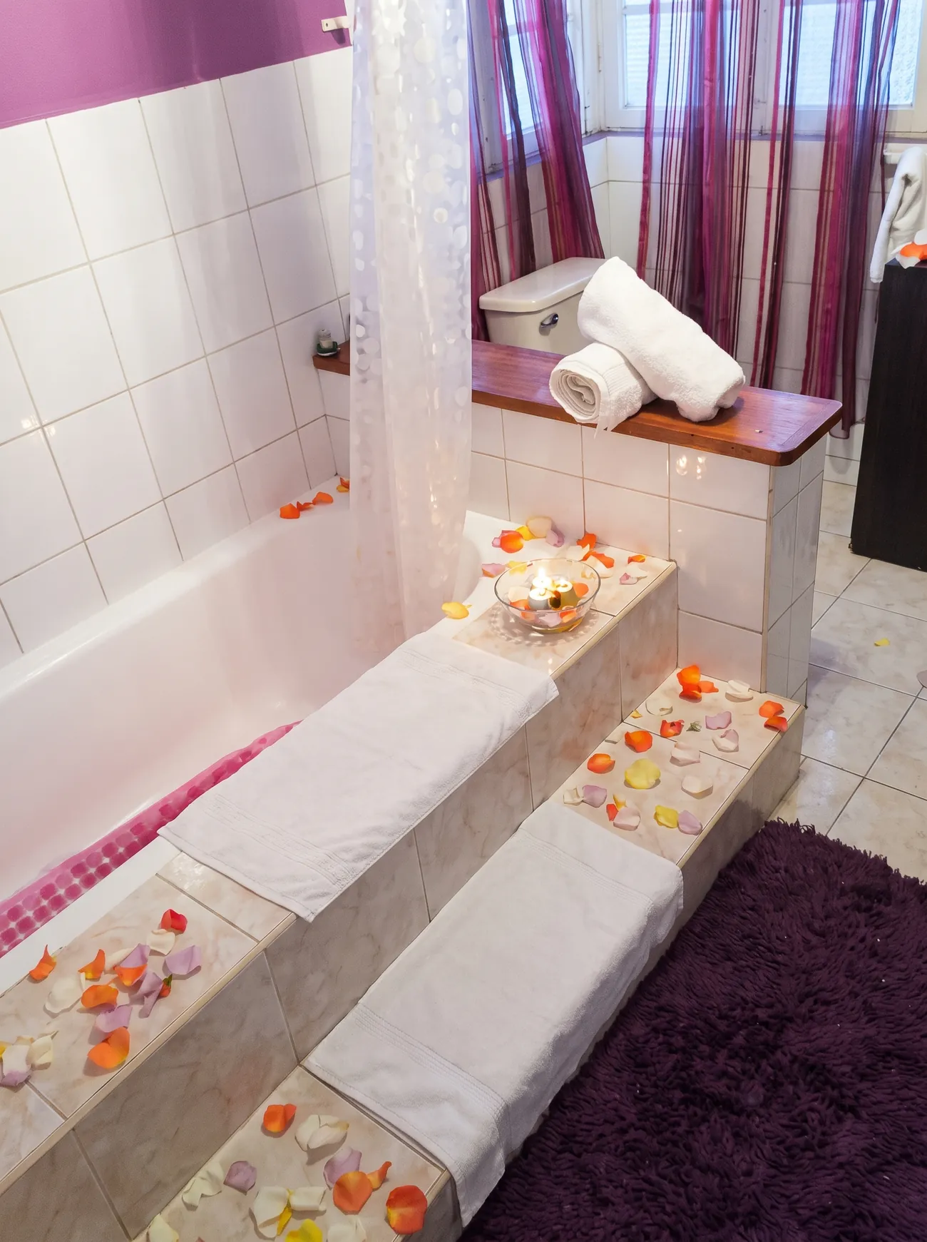 Tina de la suite con pétalos de rosa